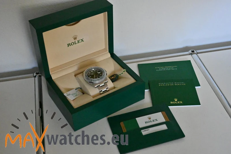 Rolex Submariner Date 116610LV green "Hulk" LC100 - partly stickers stickered