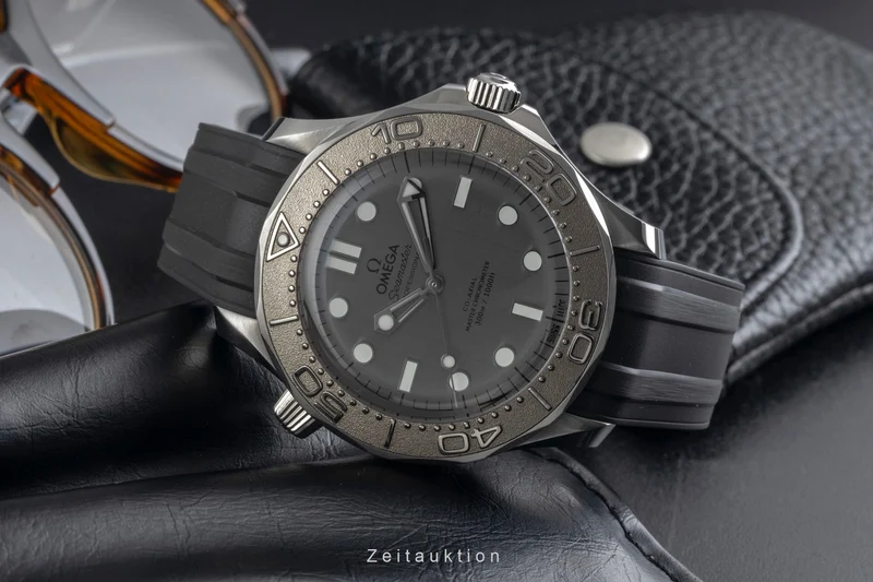 Omega Seamaster steel / titanium automatic men's watch 210.32.42.20.06.002 LP: 6700EUR [2605801]