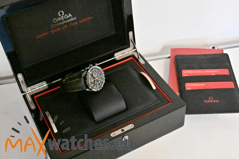 Omega Speedmaster Moonwatch Dark Side of the Moon Apollo 8 31192443001001