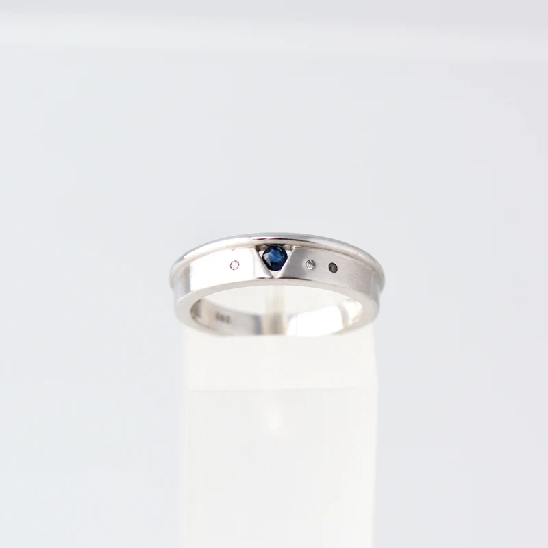 Weißgoldring mit Saphir