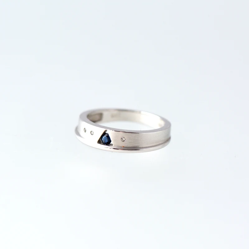 Weißgoldring mit Saphir