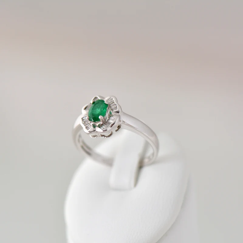 Smaragd und Diamanten