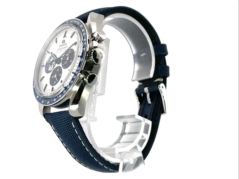 Omega Speedmaster Moonwatch Silver Snoopy Award 310.32.42.50.02.001