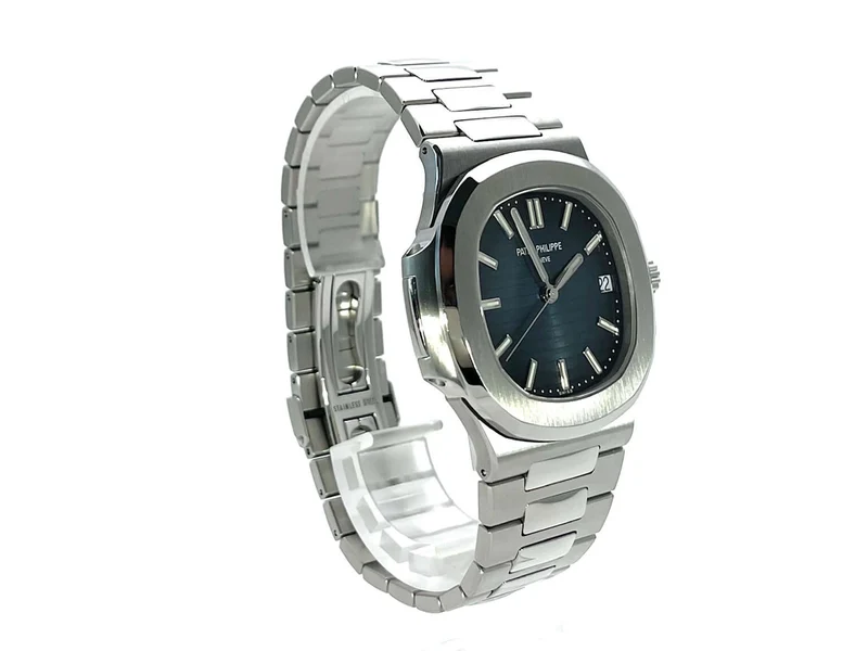 Patek Philippe Nautilus Jumbo 5711/1A-010 ungetragen aus 2019 D-Papiere